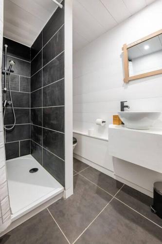 une salle de bain avec une douche, un lavabo et des toilettes dans l'établissement Le Cap - Joli studio proche Gare et Nansouty, à Bordeaux