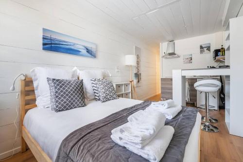 une chambre avec un grand lit dans une pièce dans l'établissement Le Cap - Joli studio proche Gare et Nansouty, à Bordeaux