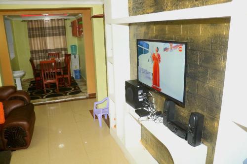 Una televisión o centro de entretenimiento en Lokorye Homes