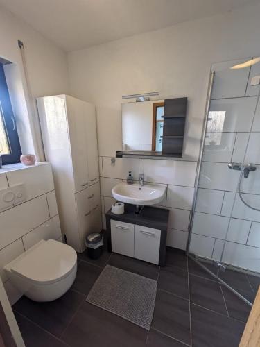 Ванная комната в 2 Schlaf- & 2 Badezimmer - direkte Busverbindung bis Köln Hbf, Messe