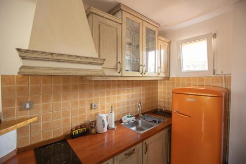Una cocina o zona de cocina en 4 Rooms Apartments