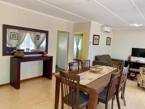 - un salon avec une table, des chaises et un canapé dans l'établissement Cosy 3 bedroom cottage - 2034, à Kingsmead
