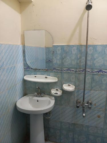 y baño con lavabo y espejo. en New Al Rehman Guest House, en Hyderabad