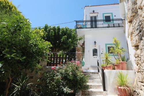 A garden outside Ravi Boutique Home - 1 minute walk from beach