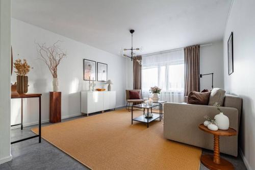 ストックホルムにあるAffordable studio in trendy SoFo, construction workのソファとテーブルのあるリビングルーム