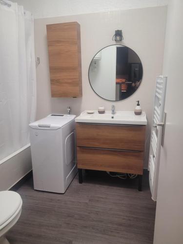 une salle de bain avec toilettes, lavabo et miroir dans l'établissement Le Diarama, à Saint-Laurent-du-Var