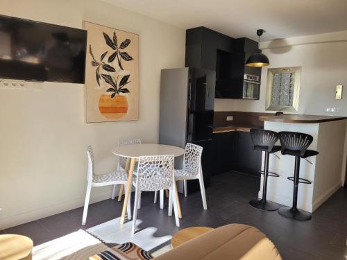 une cuisine avec une table et des chaises dans une cuisine dans l'établissement Le Diarama, à Saint-Laurent-du-Var