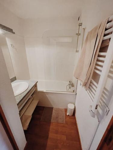 une petite salle de bain avec toilettes et lavabo dans l'établissement Appartement Puy Saint Vincent 1800, à Puy-Saint-Vincent