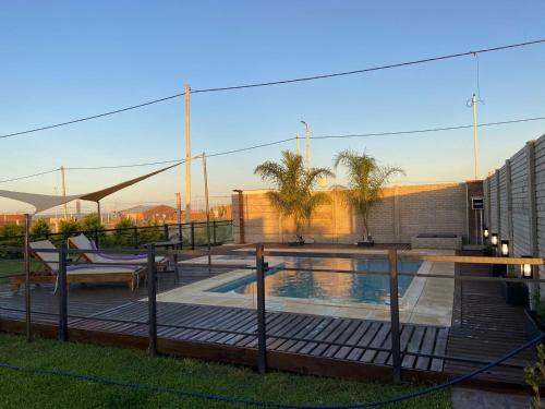 patio z basenem i ogrodzeniem w obiekcie Quinta Los Pinos Paraná w mieście Paraná