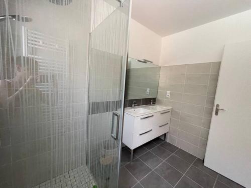 une salle de bain avec douche et lavabo dans l'établissement Les Cypres*Maison au calme*Piscine chauffée, à Sarlat-la-Canéda