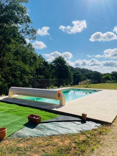une piscine au milieu d'une cour dans l'établissement Les Cypres*Maison au calme*Piscine chauffée, à Sarlat-la-Canéda