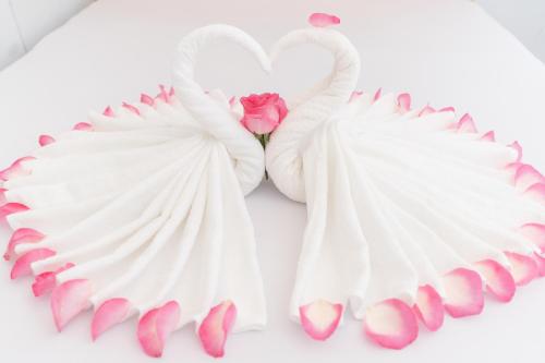 Dos alas de cisne blanco con una rosa rosada en Quốc Thắng Hotel, en Vung Tau