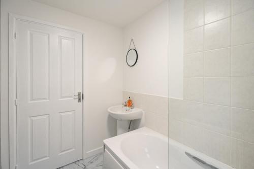 bagno bianco con servizi igienici e lavandino di Dryburn House a Stockton-on-Tees