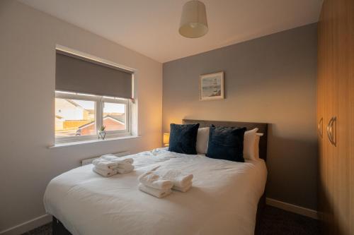 una camera da letto con un letto e asciugamani di Dryburn House a Stockton-on-Tees