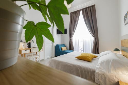 1 dormitorio con 1 cama y 1 silla azul en Crianza B&B, en Nápoles