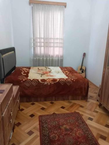 1 dormitorio con 2 camas, vestidor y ventana en Beka’s House, en Kobuleti