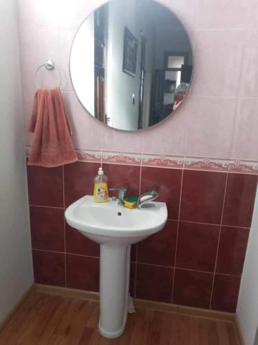 y baño con lavabo blanco y espejo. en Beka’s House, en Kobuleti
