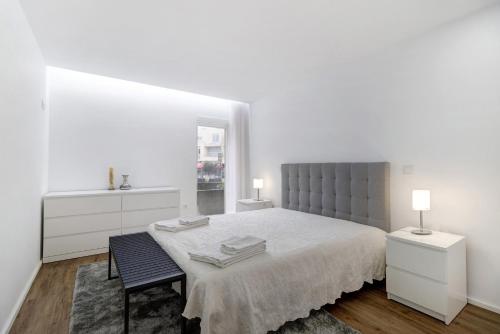 Un dormitorio blanco con una cama grande y una ventana en Casa Fãotastic, en Fão