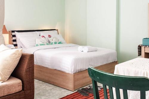 a bedroom with a bed with two stuffed animals on it at Tower Resident in the Heart of Bangkok Shopping Center in Makkasan