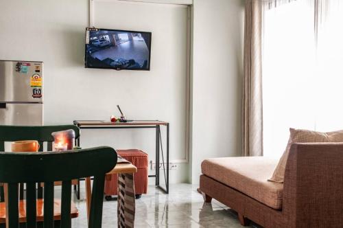 a living room with a table and a couch at Tower Resident in the Heart of Bangkok Shopping Center in Makkasan