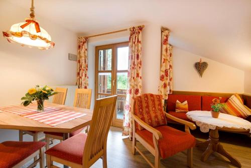 a dining room with a table and chairs at Landhaus Bachtelmühle in Bolsterlang
