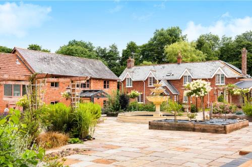 an exterior view of a house with a courtyard at Ivy Cottage - Great Houndbeare Farm Holiday Cottages in Aylesbeare