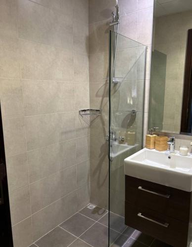 杜拜的住宿－Villa 417，带淋浴和盥洗盆的浴室