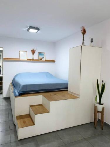 1 dormitorio con 1 cama en una habitación blanca en Céntrico, moderno y cómodo en Rosario
