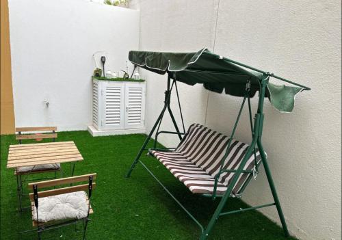 杜拜的住宿－Villa 417，一把椅子,放在一个伞下,靠在长凳上