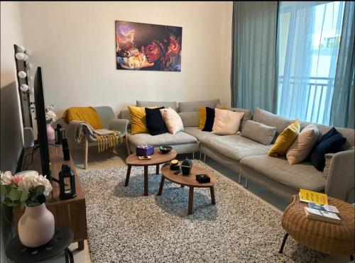 sala de estar con sofá y mesa en Villa 417 en Dubái
