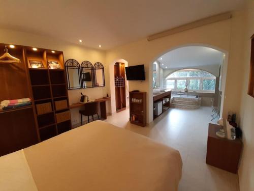 Schlafzimmer mit einem Bett, einem Schreibtisch und einem Waschbecken in der Unterkunft Casa Olyves in Onil