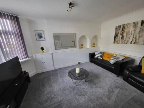 sala de estar con sofá y mesa en Enquire now - 3 bed house - Up to 35% off - Contractors and Families, en Coventry