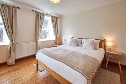 um quarto com uma cama grande e lençóis brancos em Host & Stay - The Orchard em Cramlington