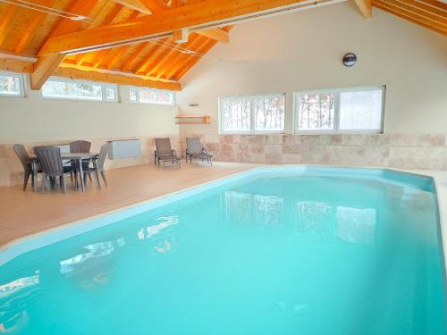 Πισίνα στο ή κοντά στο Vue sur la Vallée - Family holiday home in Malmedy with private pool