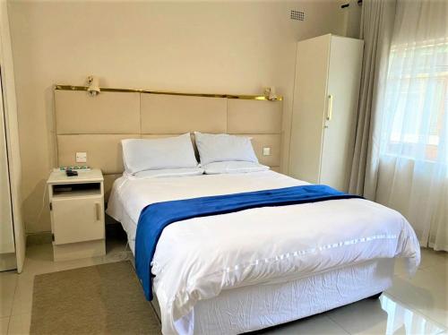 מיטה או מיטות בחדר ב-Luxurious suite with outdoor pool - 2171
