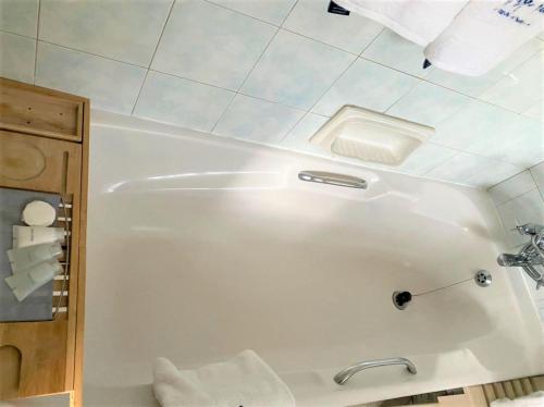 y baño con bañera y lavamanos. en Luxurious suite with outdoor pool - 2171 en Bulawayo