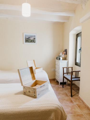 ein Zimmer mit zwei Betten, auf denen jeweils eine Kiste steht in der Unterkunft La Maysou in Masroig