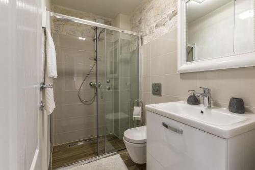 Koupelna v ubytování Luxury villa Libar near Split, heated pool