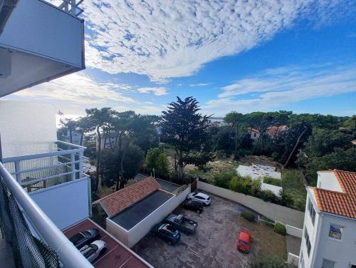 - une vue sur un parking avec des voitures garées sur un balcon dans l'établissement Royan Parc - APPARTEMENT - résidence LA GRANDE HUNE - APERCU MER, à Royan