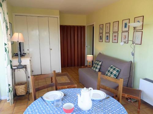 un salon avec un canapé et une table dans l'établissement Royan Parc - APPARTEMENT - résidence LA GRANDE HUNE - APERCU MER, à Royan