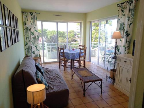un salon avec un canapé et une table dans l'établissement Royan Parc - APPARTEMENT - résidence LA GRANDE HUNE - APERCU MER, à Royan