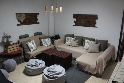 Sala de estar con 2 sofás y mesa en Finca Esther en Las Palmas de Gran Canaria