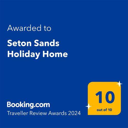 un cartello giallo per una casa vacanze scolastica di Seton Sands Holiday Home a Port Seton