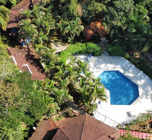 an overhead view of a swimming pool in a yard at Pousada Pé da Mata Maresias in Maresias