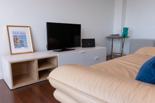 a living room with a tv and a couch at North Star Flats @Santa Marinha in Vila Nova de Gaia