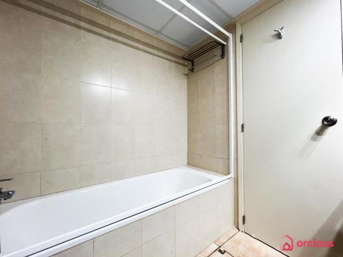 W łazience znajduje się biała wanna i prysznic. w obiekcie La Casa Ibicenca w mieście Benicàssim
