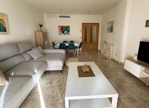 コスタ・バジェーナにあるCosta Ballena Mar Abiertoのソファとテーブルのあるリビングルーム