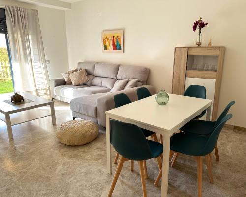 コスタ・バジェーナにあるCosta Ballena Mar Abiertoのソファとテーブルと椅子のあるリビングルーム