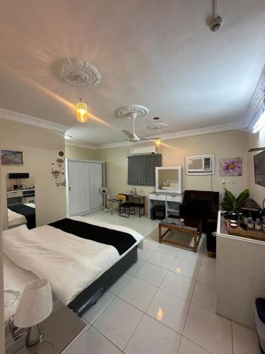 um quarto com uma cama e uma sala de estar em شاليهات هدوء الشاطئ لبيوت العطلات em Ar Rukūbah