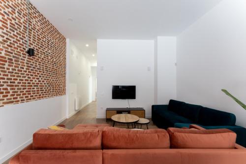 un soggiorno con divano e tavolo di Luxe Apartment Madrid North a Madrid